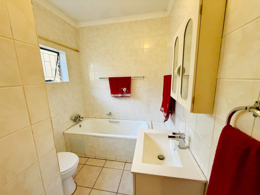 6 Bedroom Property for Sale in Theresa Park Gauteng