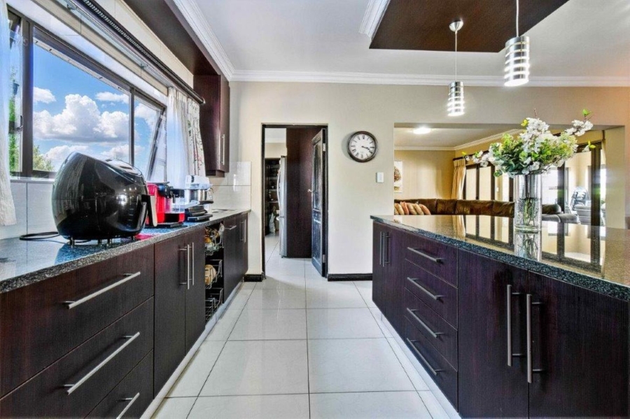 5 Bedroom Property for Sale in Zambezi Country Estate Gauteng