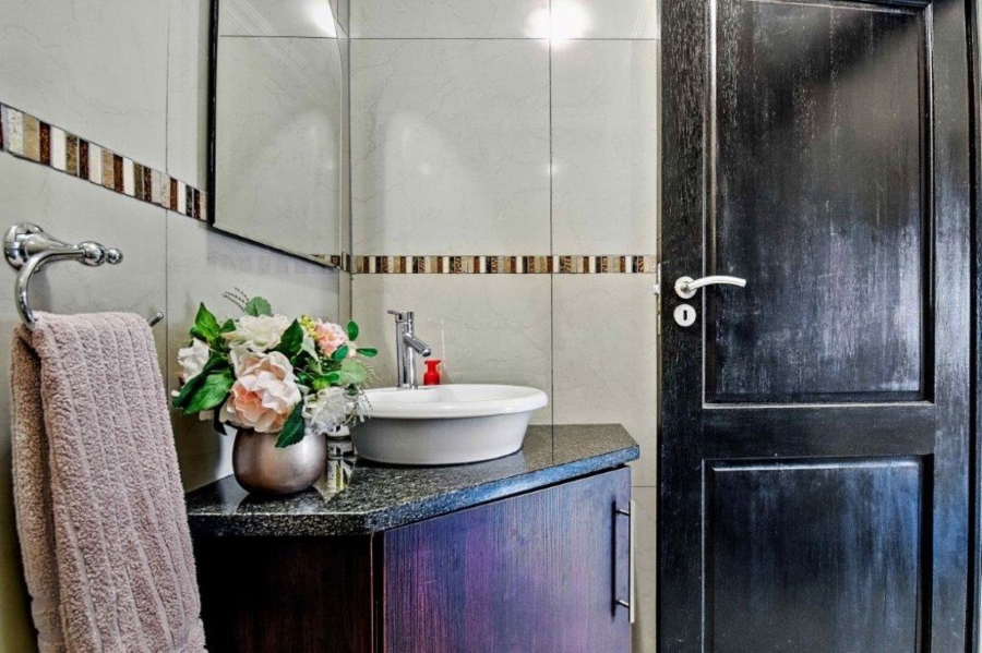 5 Bedroom Property for Sale in Zambezi Country Estate Gauteng