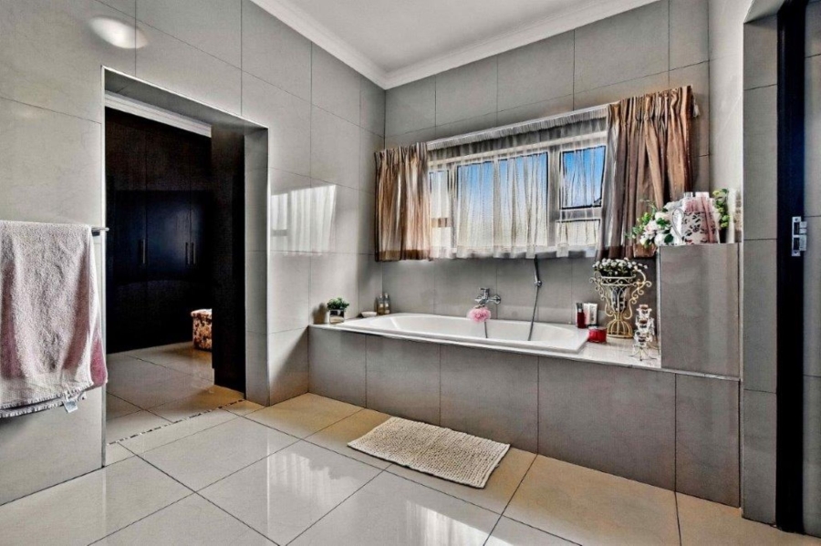 5 Bedroom Property for Sale in Zambezi Country Estate Gauteng