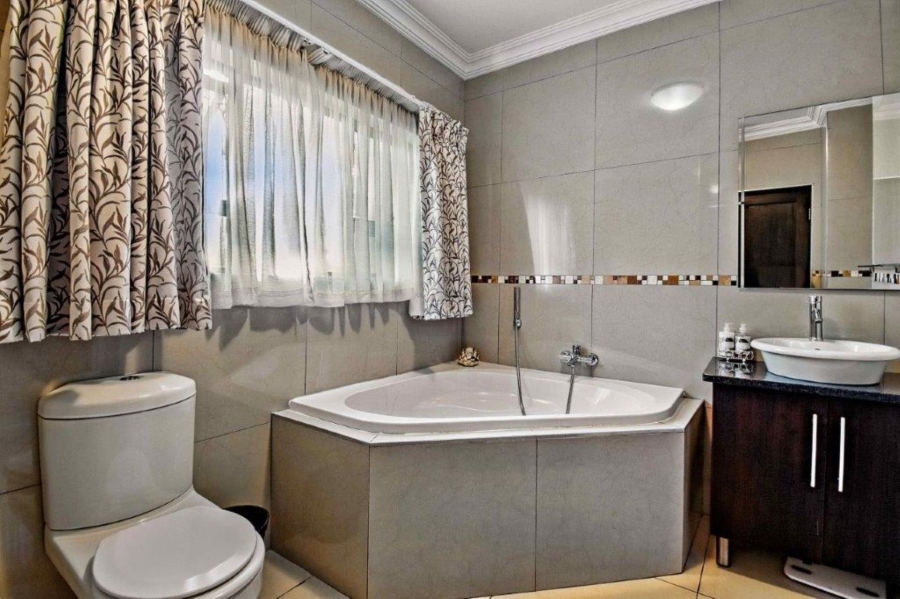 5 Bedroom Property for Sale in Zambezi Country Estate Gauteng