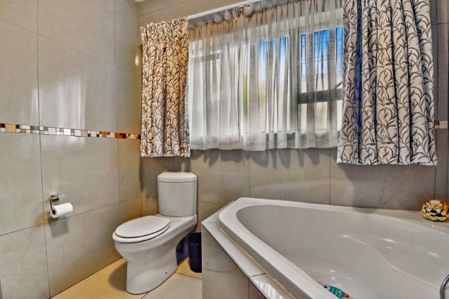 5 Bedroom Property for Sale in Zambezi Country Estate Gauteng