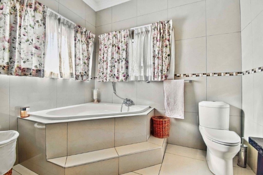 5 Bedroom Property for Sale in Zambezi Country Estate Gauteng