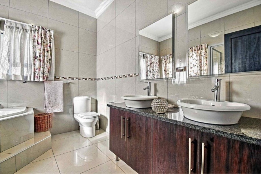 5 Bedroom Property for Sale in Zambezi Country Estate Gauteng