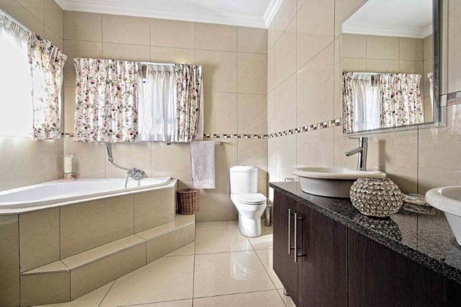 5 Bedroom Property for Sale in Zambezi Country Estate Gauteng