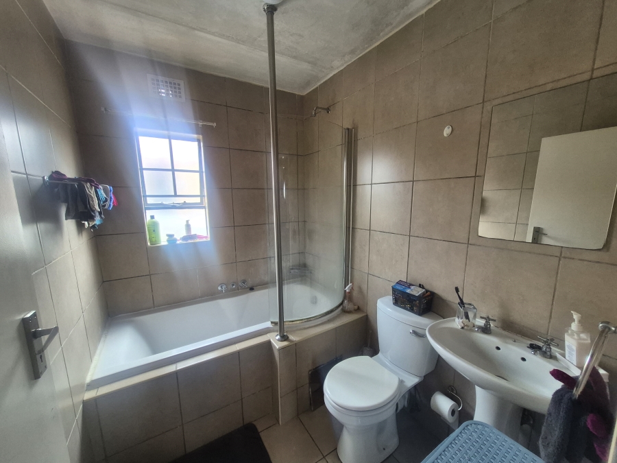 2 Bedroom Property for Sale in Noordwyk Gauteng