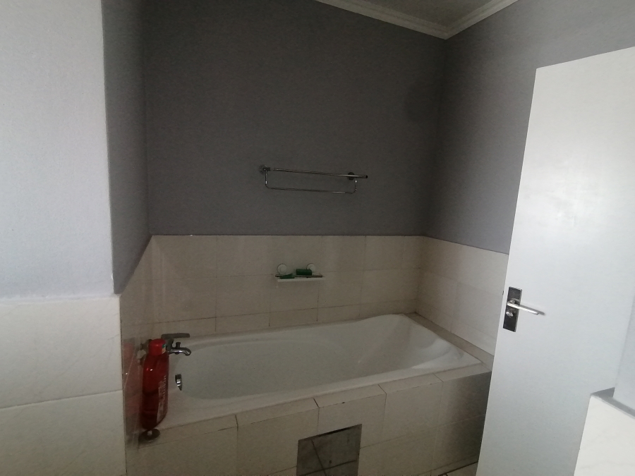 1 Bedroom Property for Sale in Noordwyk Gauteng