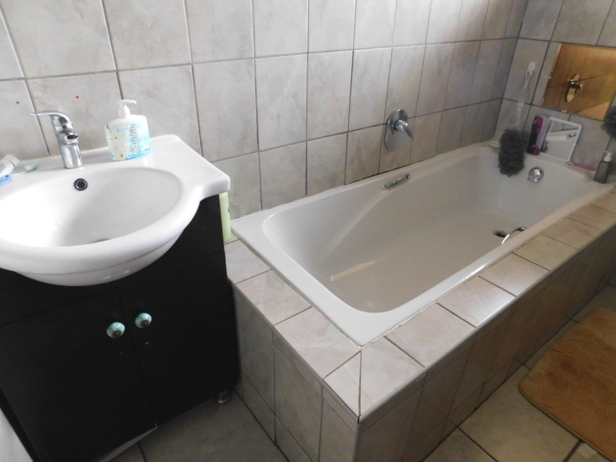 4 Bedroom Property for Sale in Hekpoort Gauteng