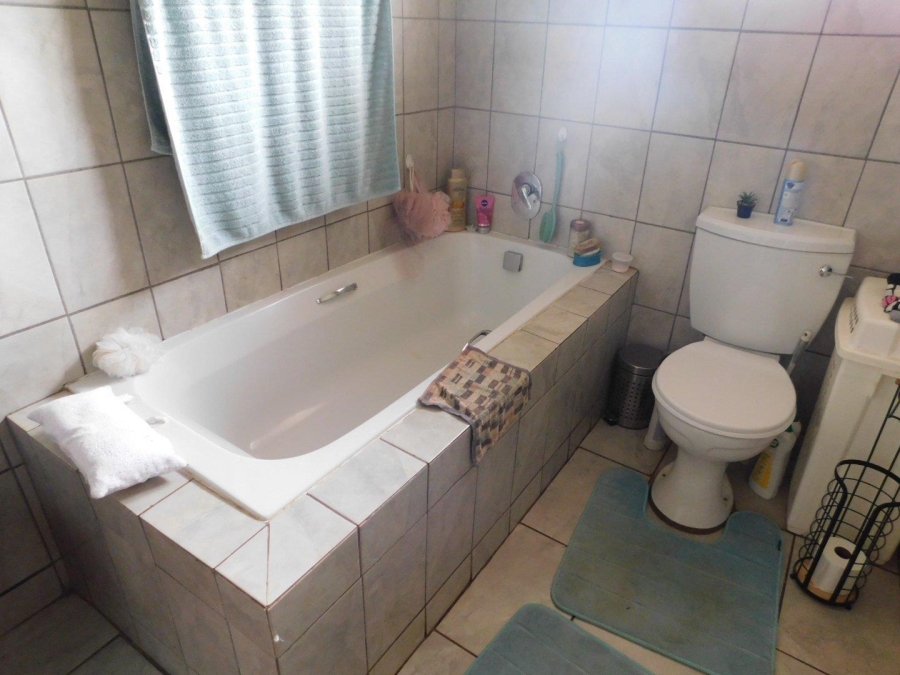 4 Bedroom Property for Sale in Hekpoort Gauteng