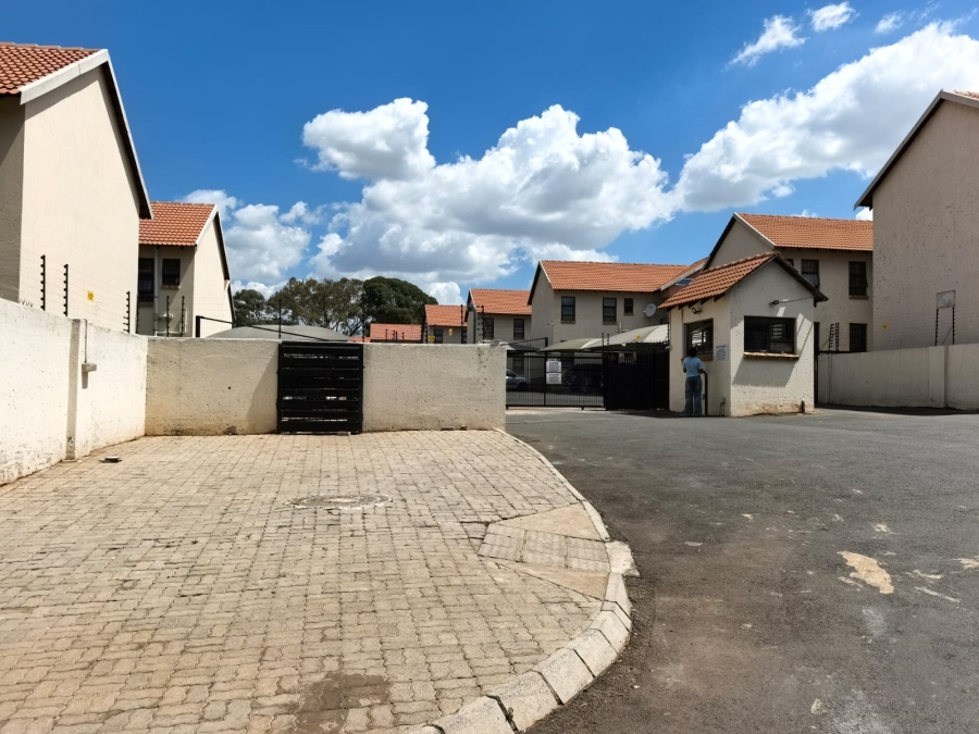 2 Bedroom Property for Sale in Groblerpark Gauteng