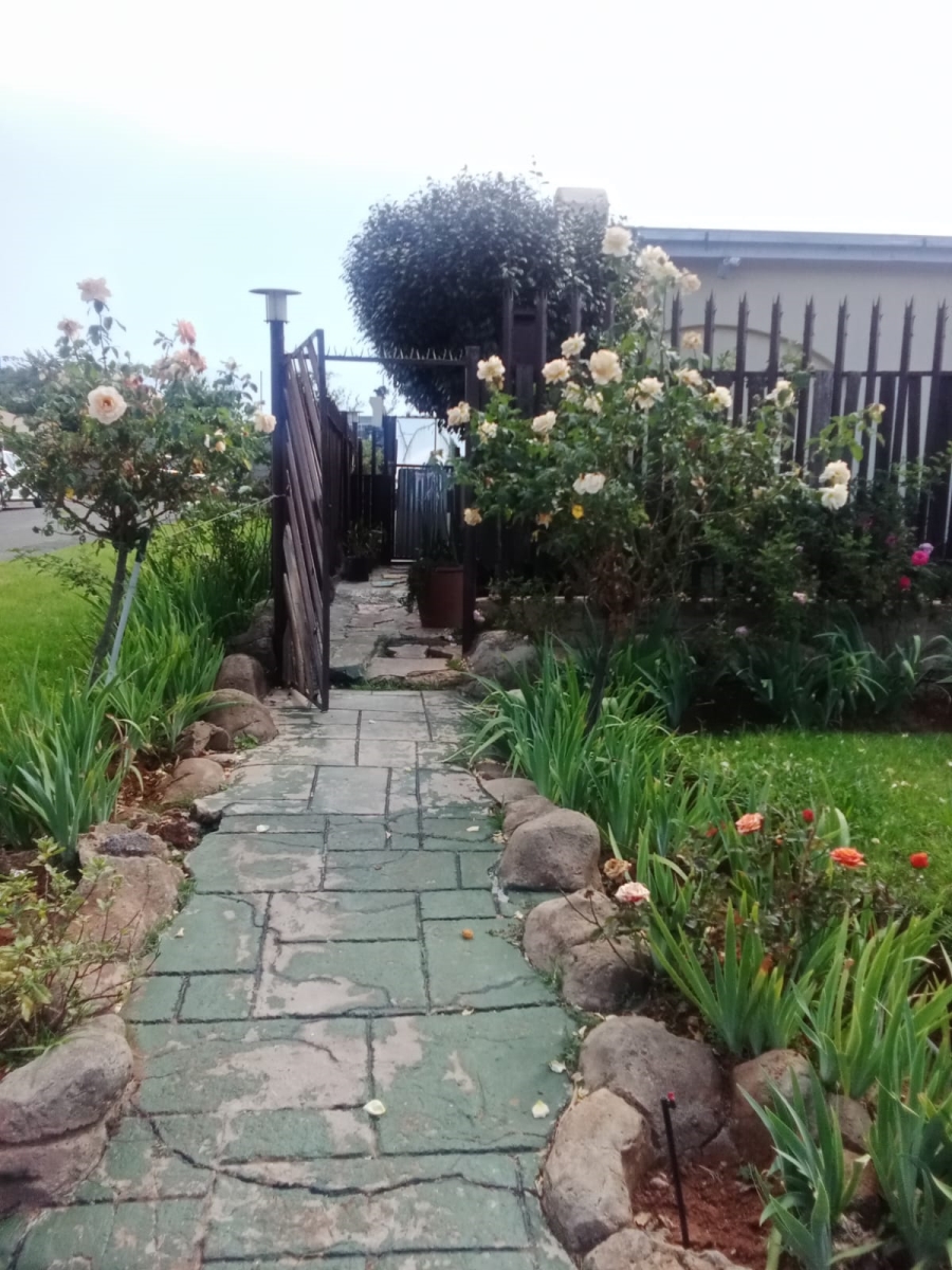 4 Bedroom Property for Sale in Roodepoort North Gauteng