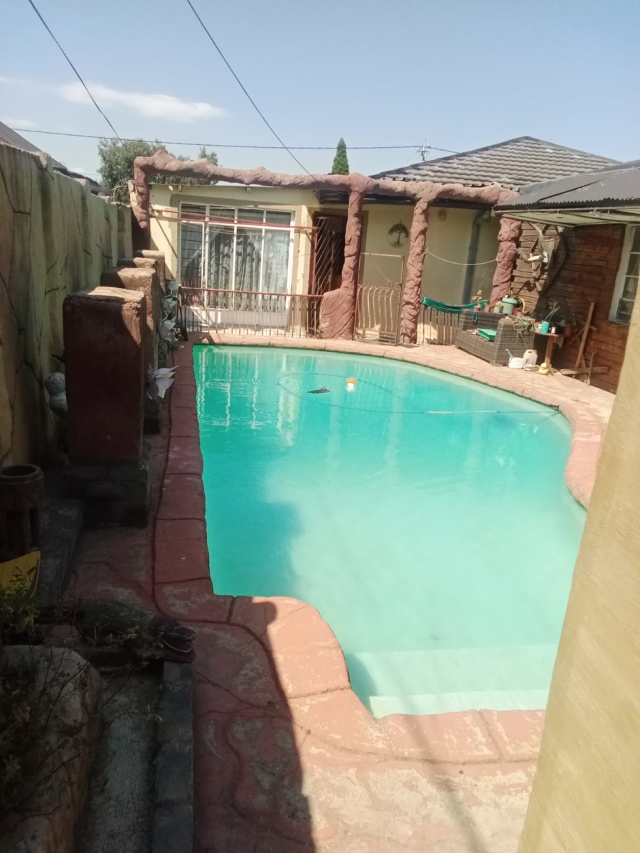 4 Bedroom Property for Sale in Roodepoort North Gauteng