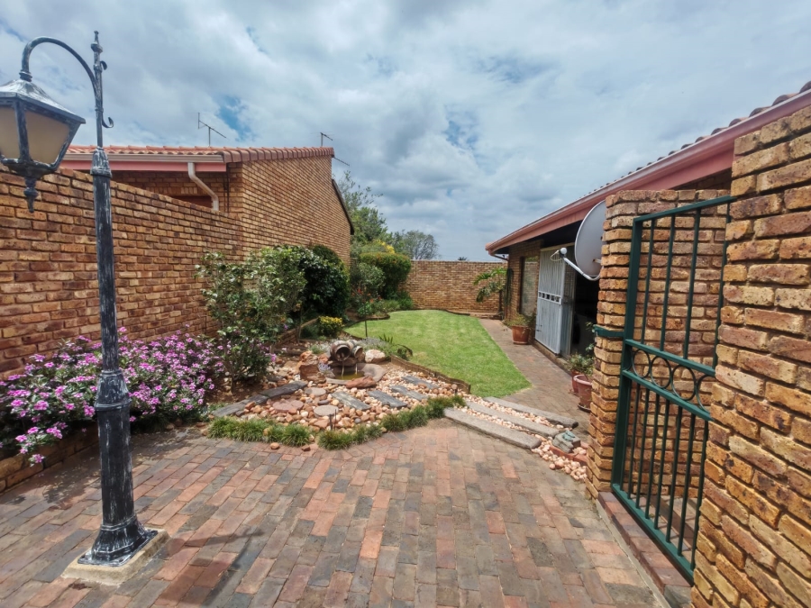 4 Bedroom Property for Sale in Ontdekkerspark Gauteng