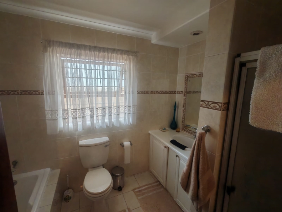 4 Bedroom Property for Sale in Ontdekkerspark Gauteng