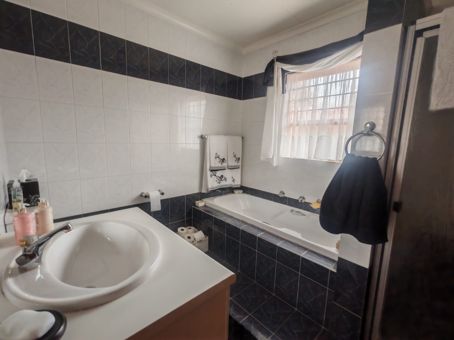 4 Bedroom Property for Sale in Ontdekkerspark Gauteng