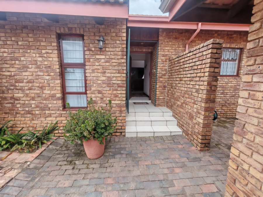 4 Bedroom Property for Sale in Ontdekkerspark Gauteng