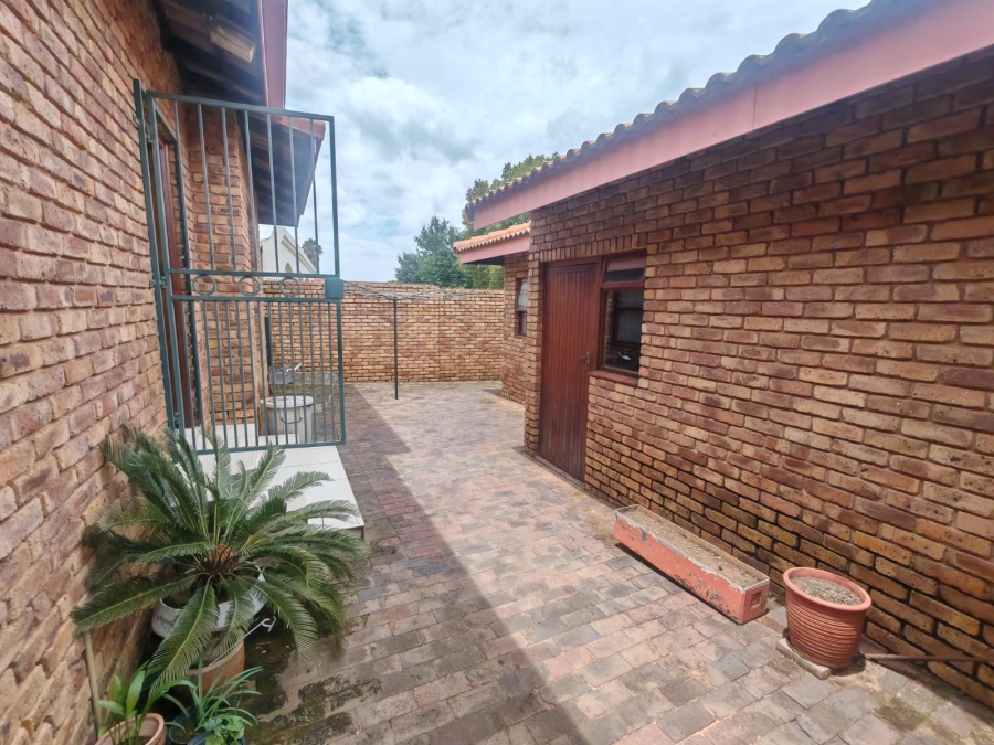 4 Bedroom Property for Sale in Ontdekkerspark Gauteng