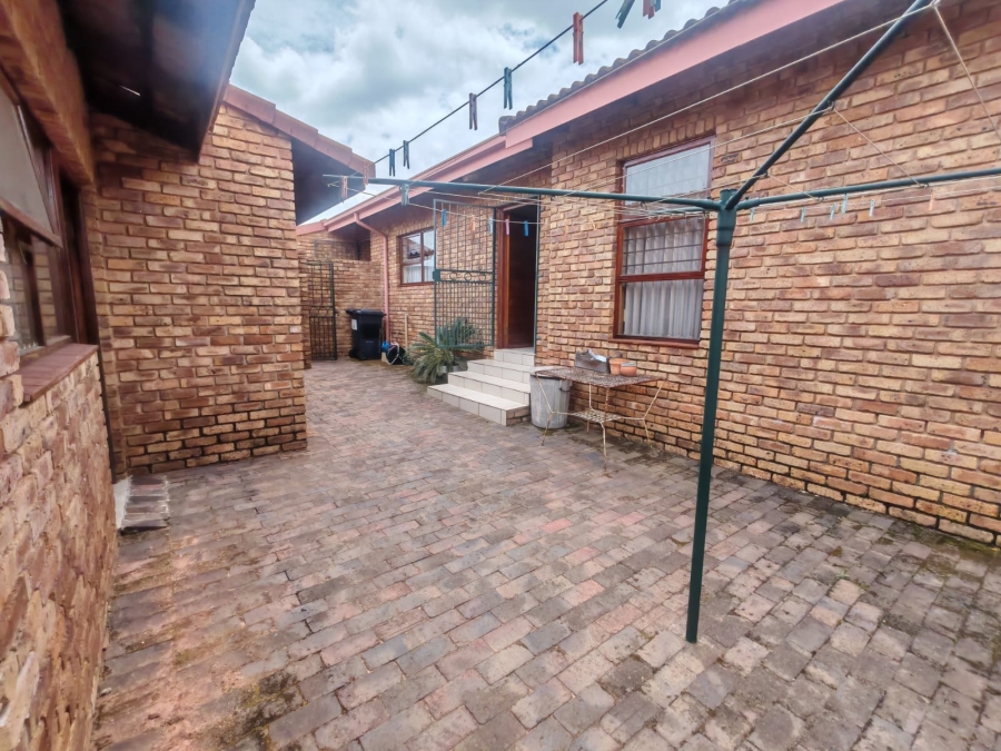 4 Bedroom Property for Sale in Ontdekkerspark Gauteng