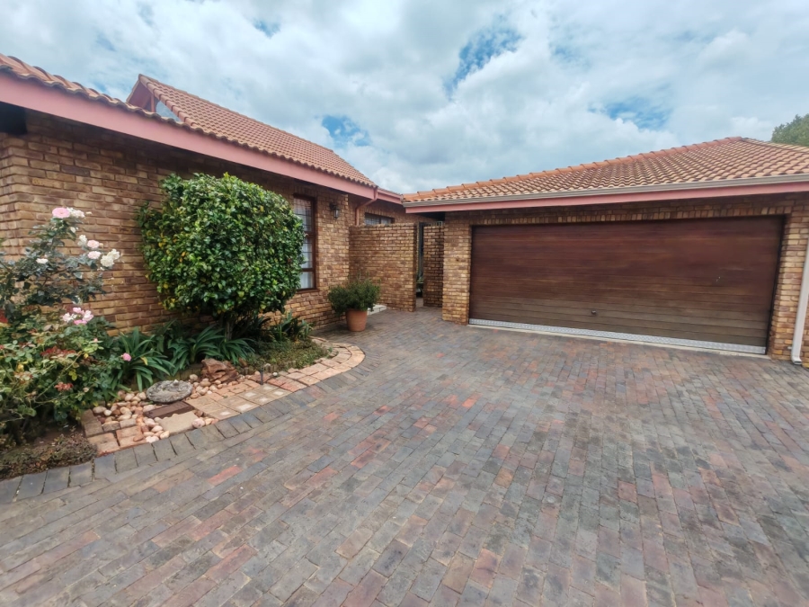 4 Bedroom Property for Sale in Ontdekkerspark Gauteng