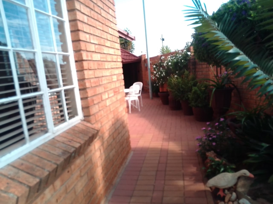 2 Bedroom Property for Sale in Eike Park Gauteng