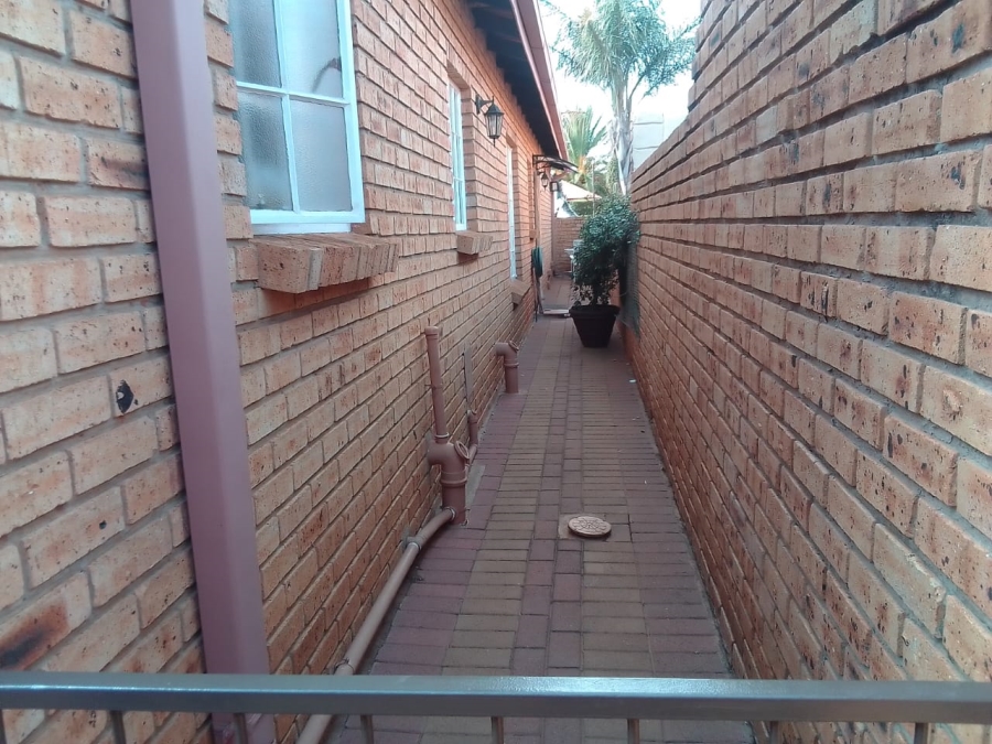 2 Bedroom Property for Sale in Eike Park Gauteng