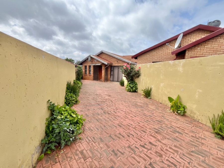 2 Bedroom Property for Sale in Protea Glen Gauteng