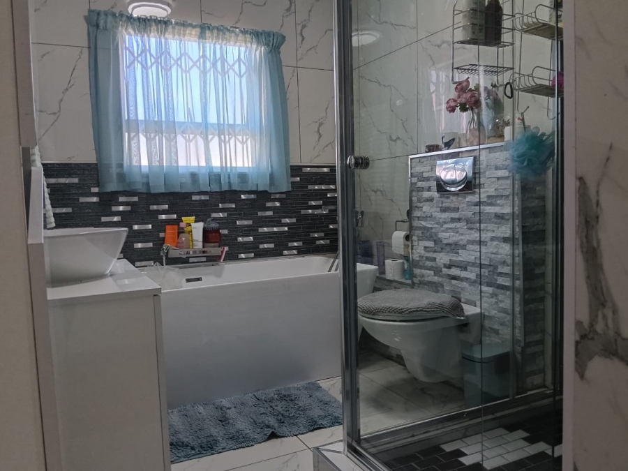 5 Bedroom Property for Sale in Greenhills Gauteng