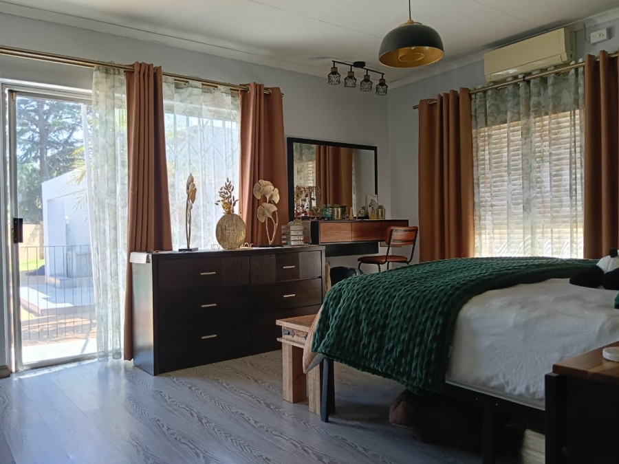 5 Bedroom Property for Sale in Greenhills Gauteng