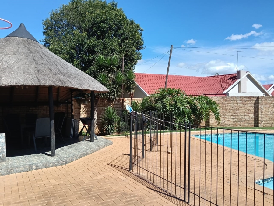 5 Bedroom Property for Sale in Greenhills Gauteng