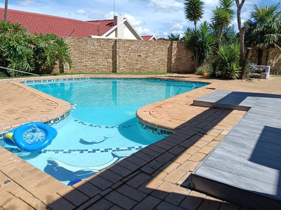 5 Bedroom Property for Sale in Greenhills Gauteng