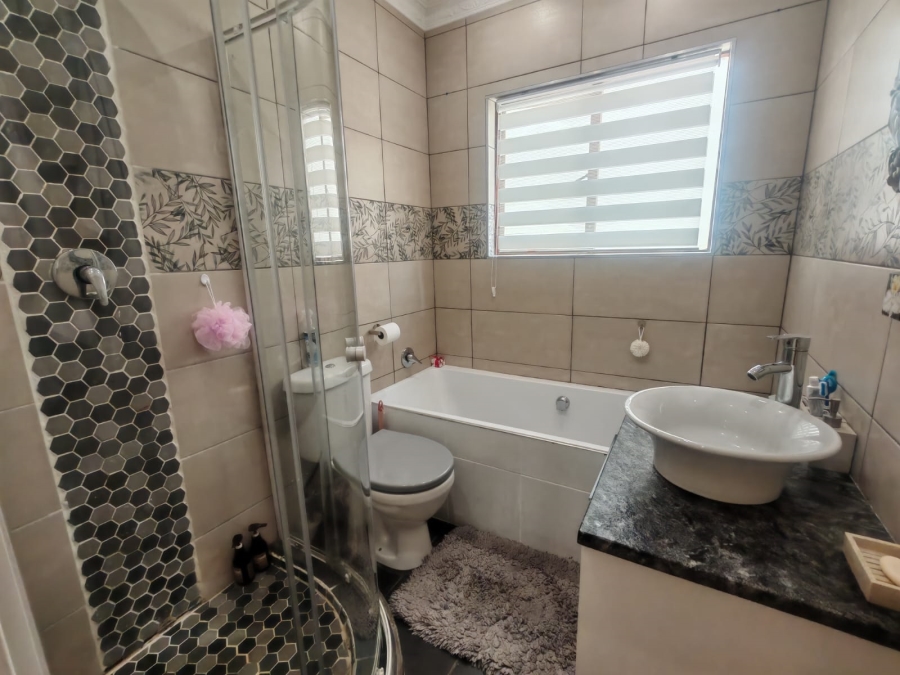 2 Bedroom Property for Sale in Roodepoort Gauteng