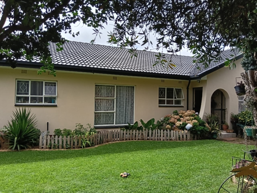 6 Bedroom Property for Sale in Helikonpark Gauteng