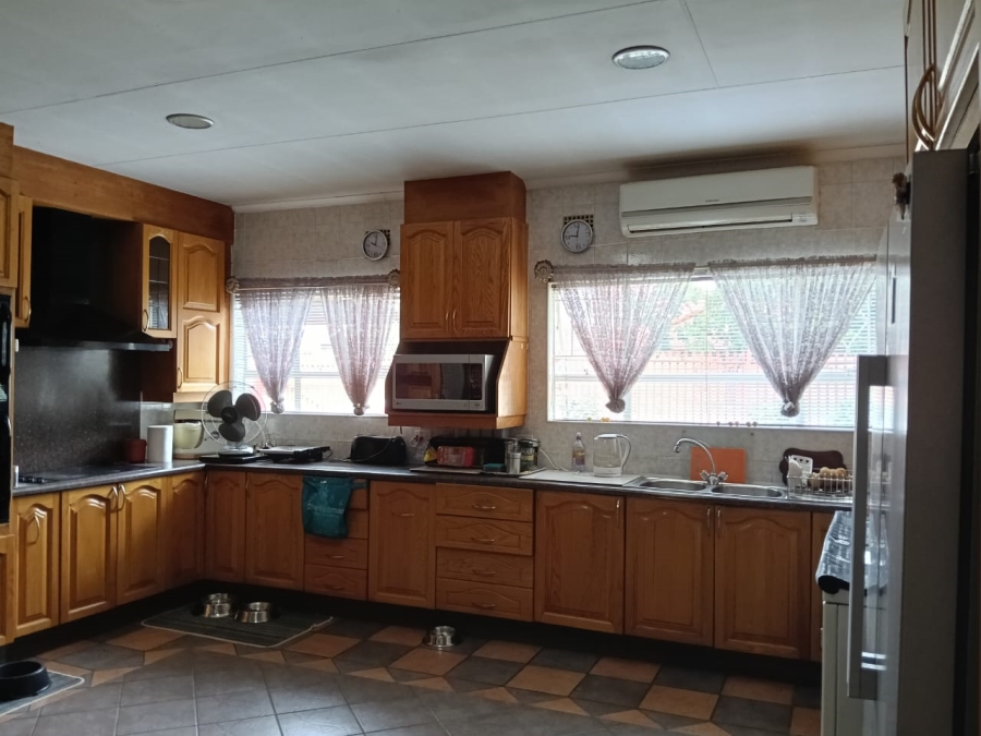 6 Bedroom Property for Sale in Helikonpark Gauteng