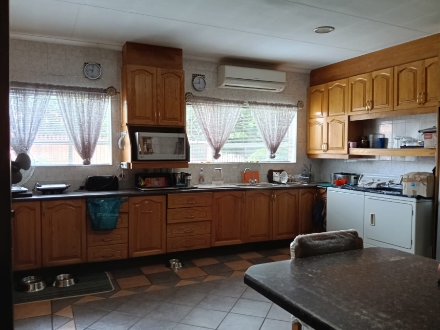 6 Bedroom Property for Sale in Helikonpark Gauteng