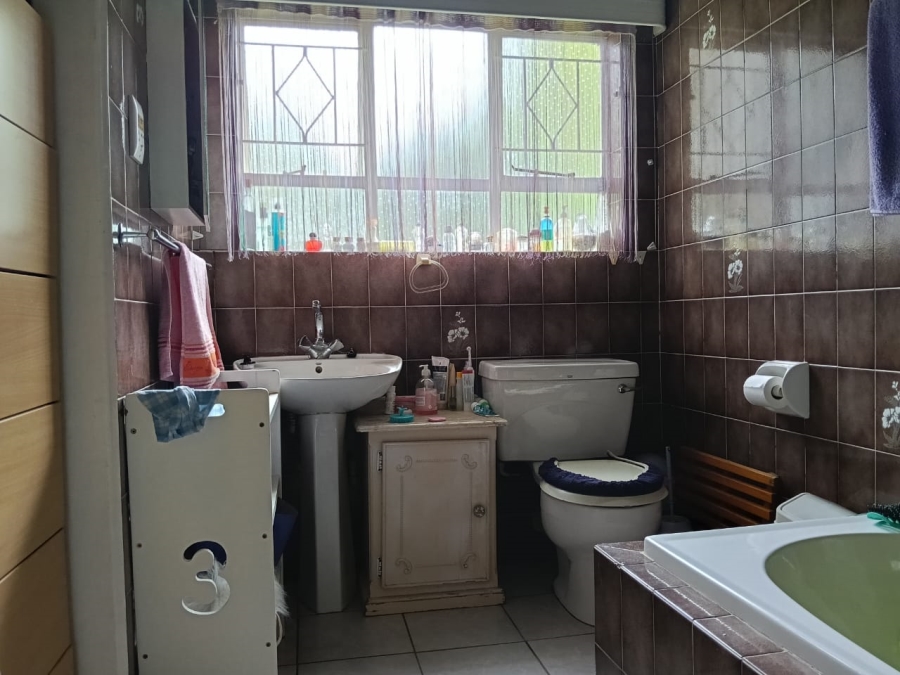 6 Bedroom Property for Sale in Helikonpark Gauteng