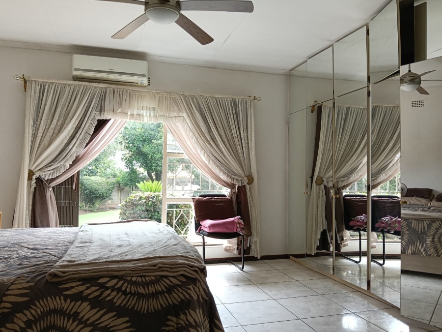 6 Bedroom Property for Sale in Helikonpark Gauteng