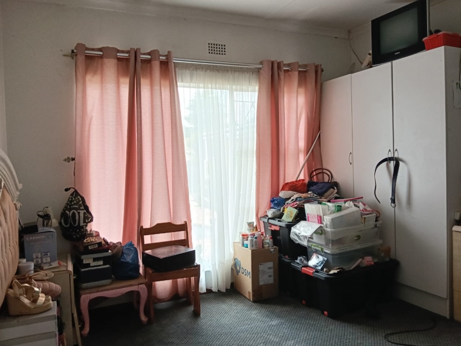 6 Bedroom Property for Sale in Helikonpark Gauteng