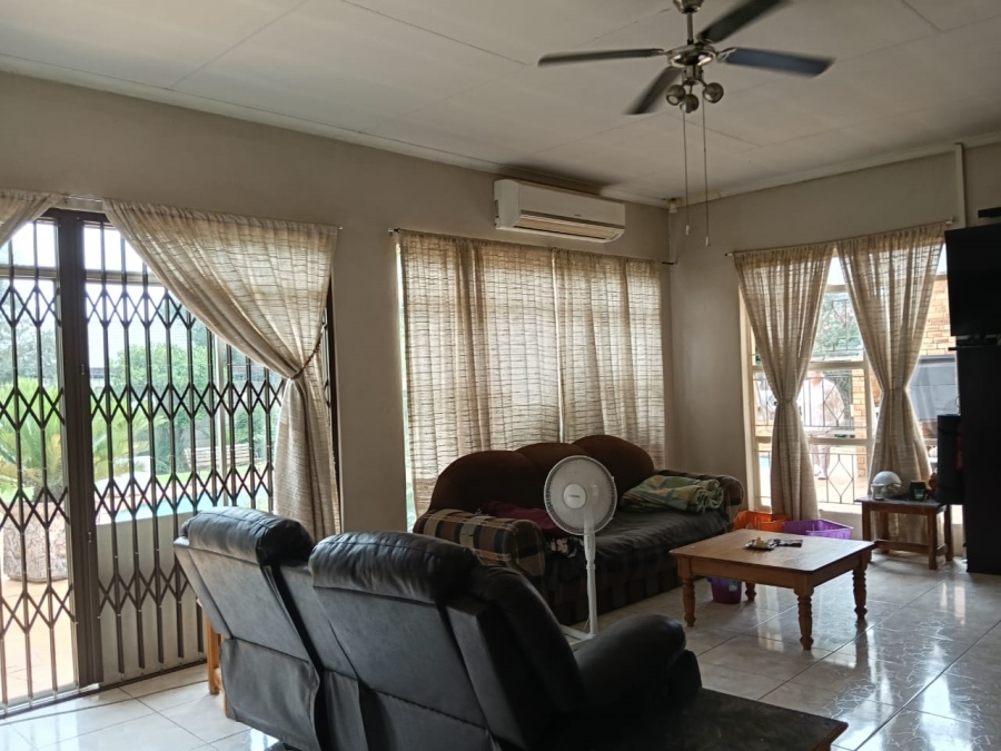 6 Bedroom Property for Sale in Helikonpark Gauteng