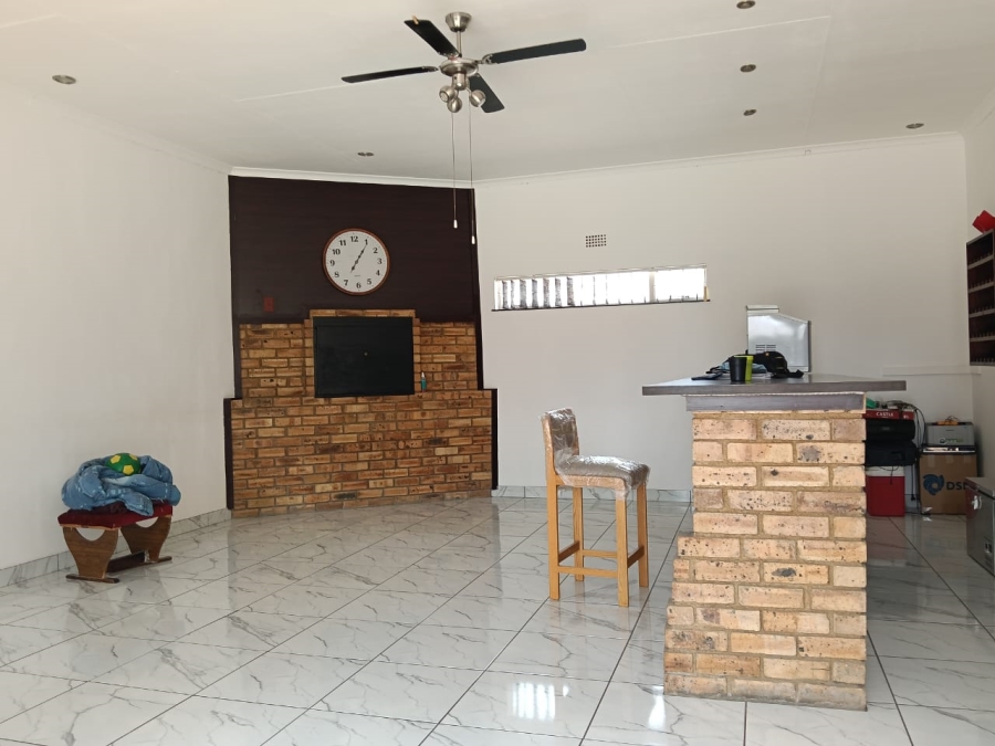 6 Bedroom Property for Sale in Helikonpark Gauteng