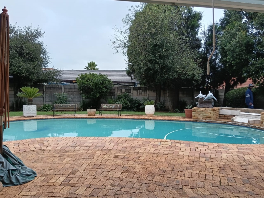 6 Bedroom Property for Sale in Helikonpark Gauteng