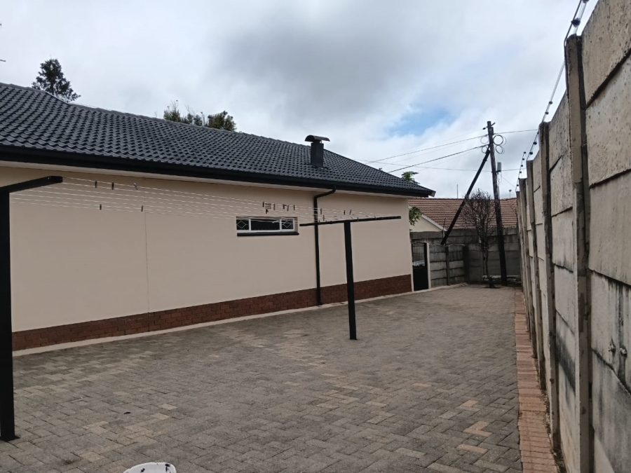 6 Bedroom Property for Sale in Helikonpark Gauteng