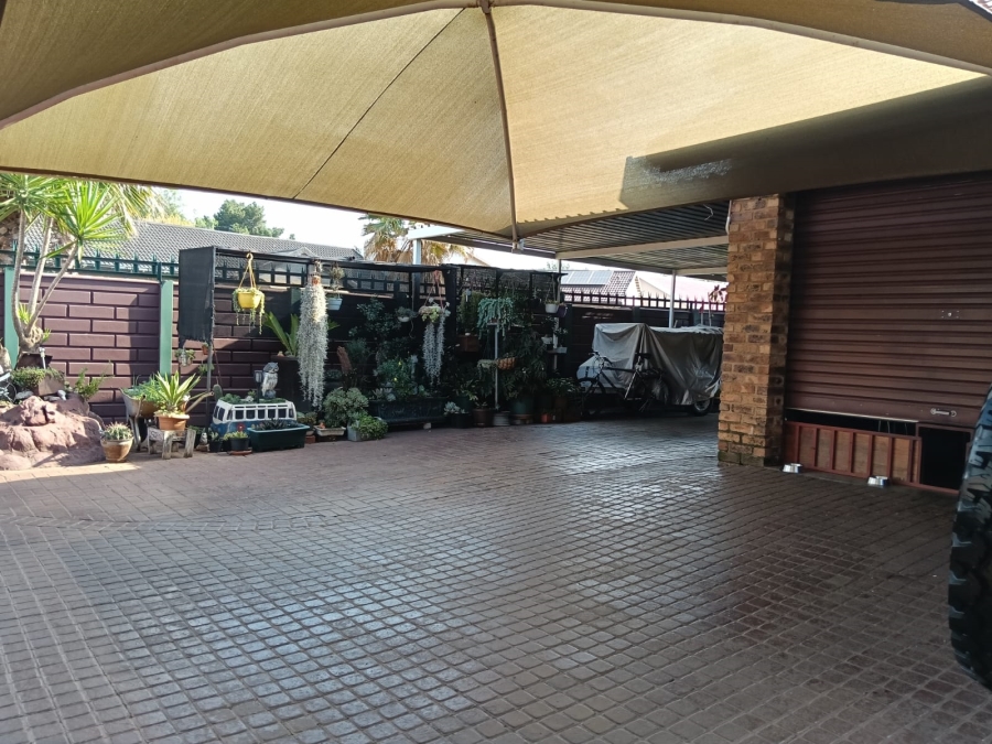 5 Bedroom Property for Sale in Randpoort Gauteng