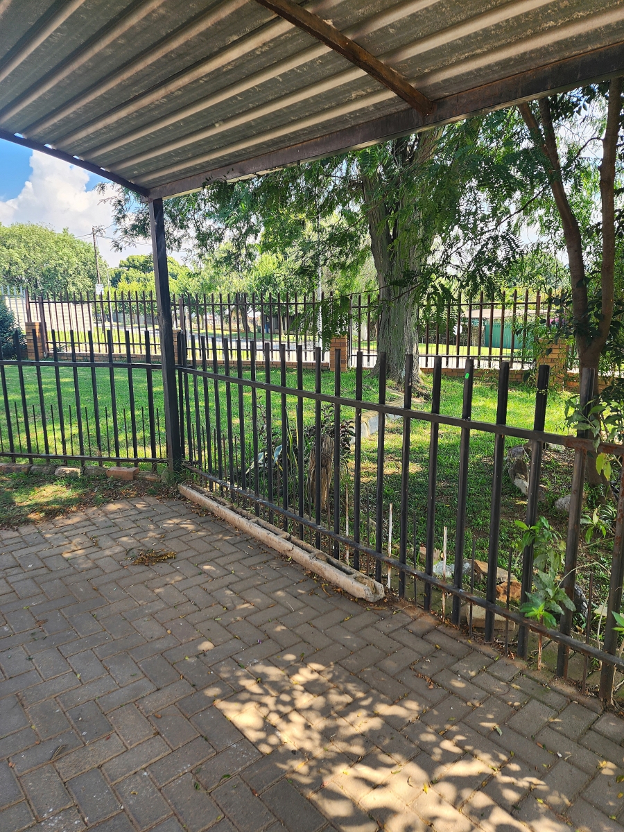 6 Bedroom Property for Sale in Wentworth Park Gauteng