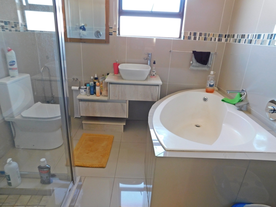 4 Bedroom Property for Sale in Witpoortjie Gauteng