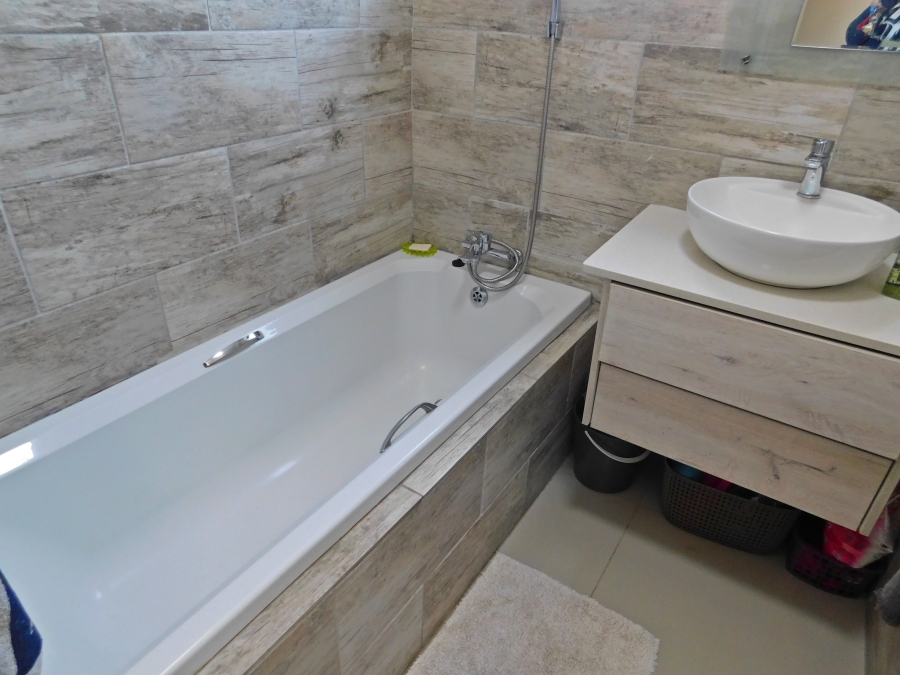 4 Bedroom Property for Sale in Witpoortjie Gauteng