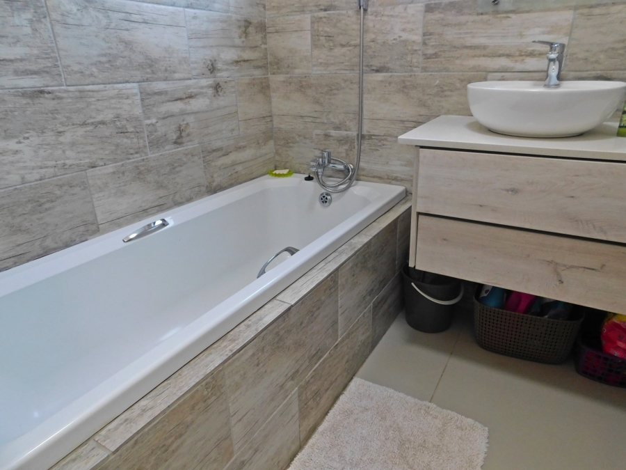 4 Bedroom Property for Sale in Witpoortjie Gauteng