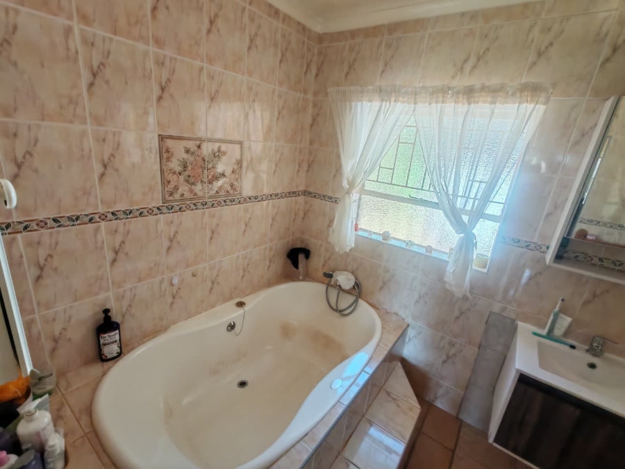10 Bedroom Property for Sale in Tarlton Gauteng