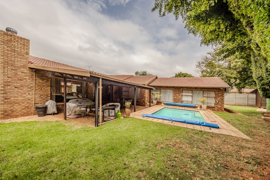 4 Bedroom Property for Sale in Helderkruin Gauteng