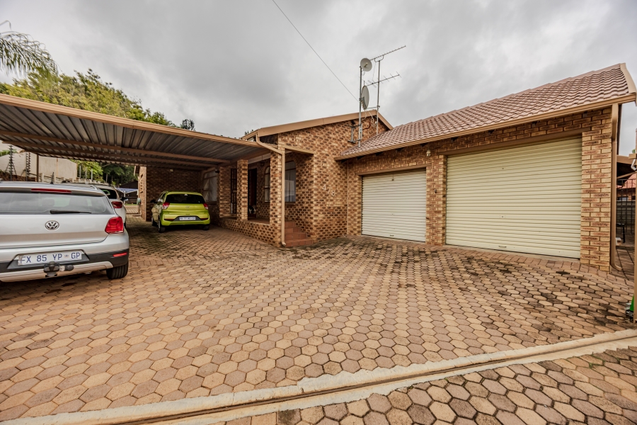 4 Bedroom Property for Sale in Helderkruin Gauteng