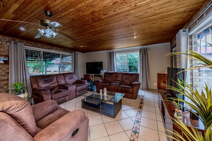 4 Bedroom Property for Sale in Helderkruin Gauteng